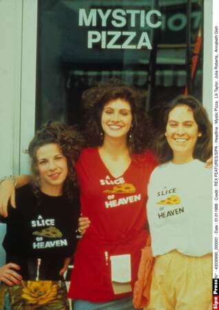 Dans le film "Mystic Pizza" avec Lili Taylor et  Annabeth Gish en 1988