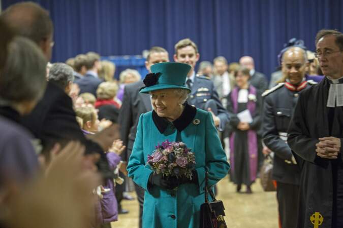 La reine Elizabeth II rayonne en turquoise