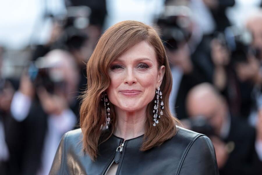 Les longueurs ondulées de Julianne Moore, en bijoux Chopard, sur les marches de Cannes le 15 mai 2019