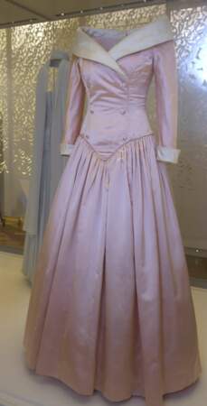 Le détail de la robe Catherine Walker que portait Diana à Berlin en 1987