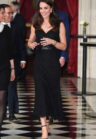 Vendredi soir, sublime en robe noire Alexander McQueen à la réception organisée à l’ambassade de Grande-Bretagne.