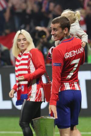Antoine Griezmann félicité par sa femme et sa fille après sa victoire en Ligue Europa