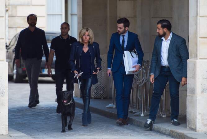 Brigitte Macron est partie en promenade avec Nemo, le chien de l'Élysée
