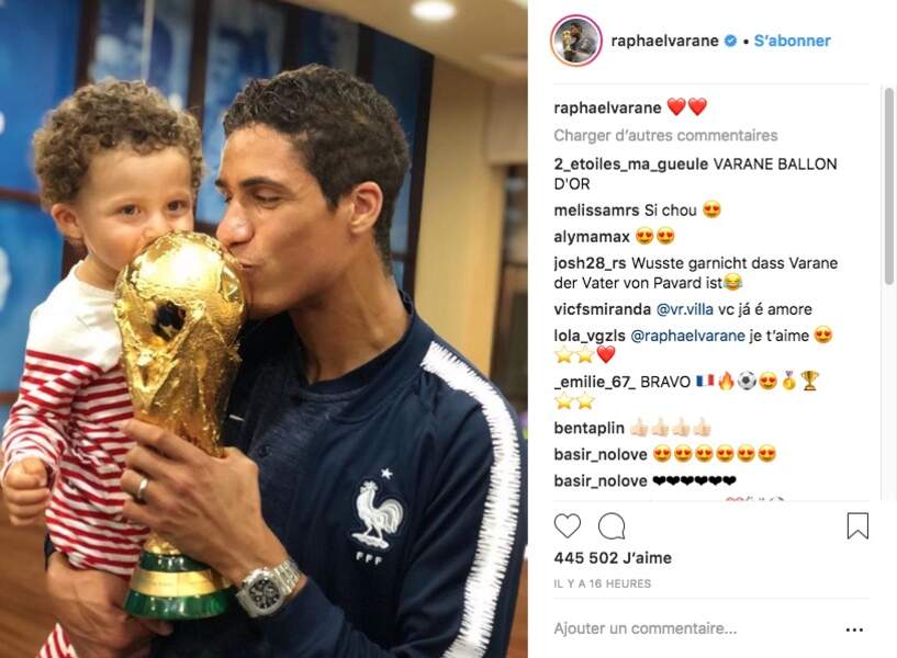 Raphaël Varane et son fils Ruben embrassent tous les deux le trophée dans les vestiaires de la Coupe du monde