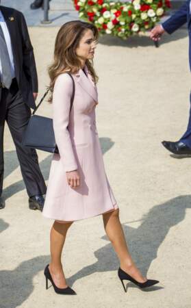 Rania de Jordanie en manteau rose pale brodé Dior, lors d'une visite d'état à Bruxelles le 18 mai 2016