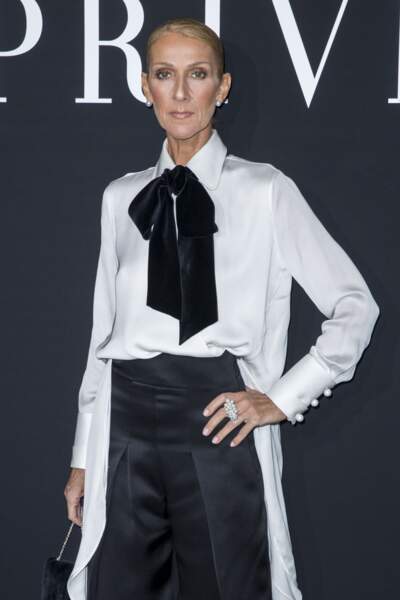 Celine Dion ultra chic avec un col lavallière en velours sur une chemise blanche