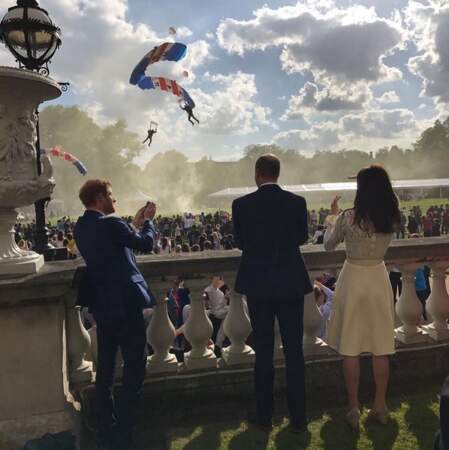 En total-look blanc en mai 2017 à Buckingham Palace