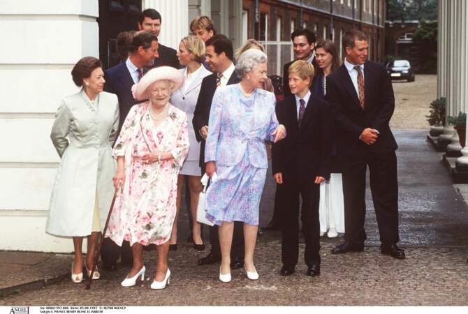 Le prince Harry avec la famille royale à Clarence House pour les 97 ans de la reine mère Elizabeth en 1997