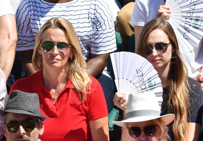 Estelle Lefébure et sa fille Emma complices à Roland-Garros.