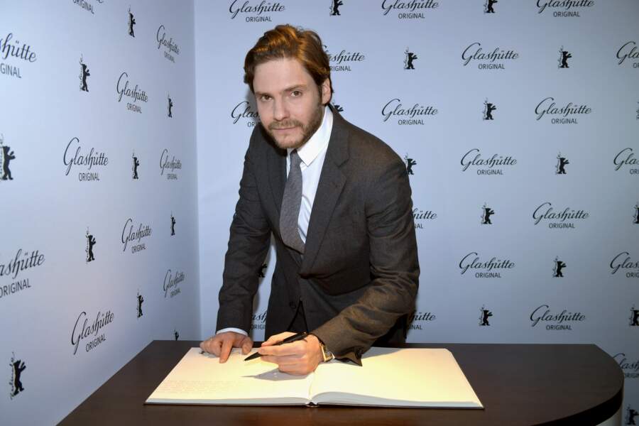 Daniel Brühl signe le livre d'or de la marque de haute horlogerie Glashütte, partenaire officiel du festival