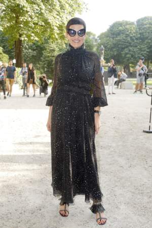 Plus estivale, Cristina Cordula opte pour une robe fluide strassée pour le défilé Haute-Couture Giambattista Valli 