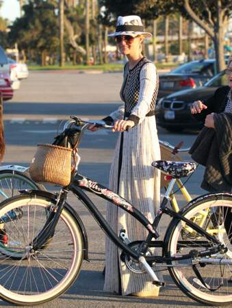 Laeticia Hallyday, en robe rayée extra longue, lors d'une balade à vélo à Santa Monica en février 2013