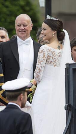 La robe de mariée de Sofia ne cachait rien de son tatouage en forme d'étoile sous la nuque