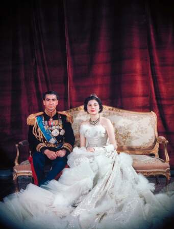 Le Shah Mohamed Reza Pahlevi et la reine Soraya (en robe Christian Dior) lors de leur mariage le 12 février 1951