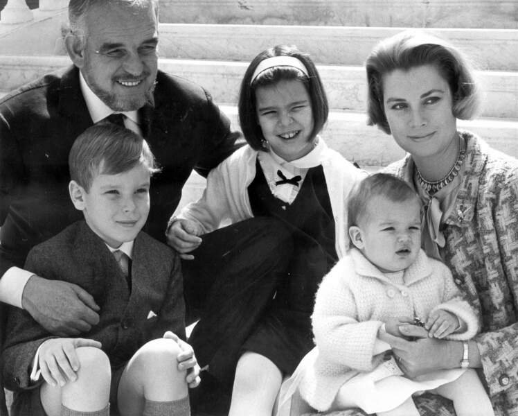 1966 : pour le portrait de famille officiel, princesse Grace de Monaco, radieuse, avec son carré chic