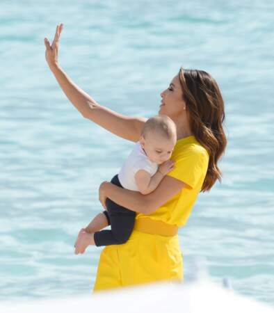 Eva Longoria se détend avec son fils Santiago, onze mois.