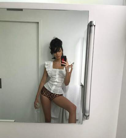 Kendall Jenner en 2017, fausse frange et chignon Bardot sur Instagram ! 