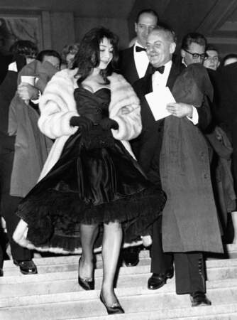 Juliette Gréco et Darryl Zanuck à la première du film "Les Racines du Ciel" à Paris en 1958