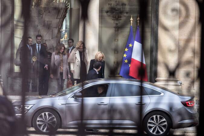 Valérie Trierweiler a remercié Carla Bruni-Sarkozy et Brigitte Macron pour leur écoute, sur les réseaux sociaux