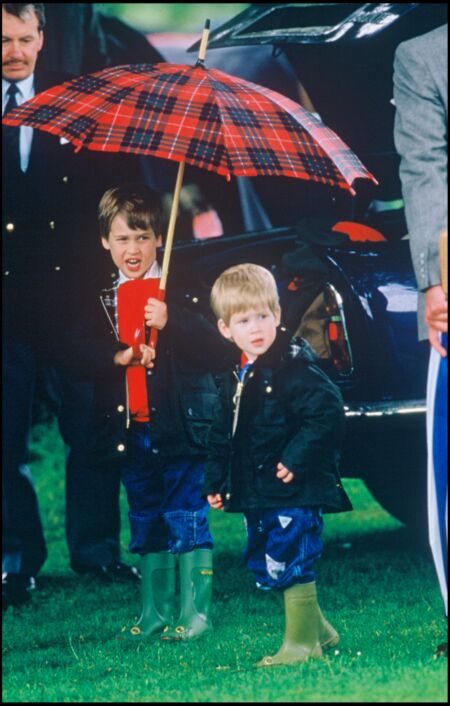 Parapluie en tartan, vestes Barbour, jeans et bottes de pluie : le look sport chic d'Harry et William en 1987