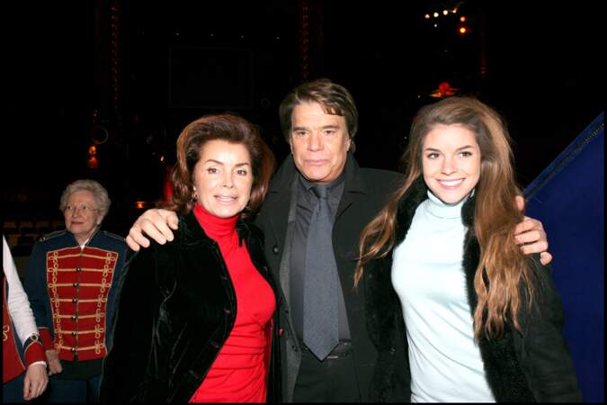 Bernard Tapie, sa femme et leur fille Sophie lors de la représentation du spectacle "SALUT JOE" à Paris.