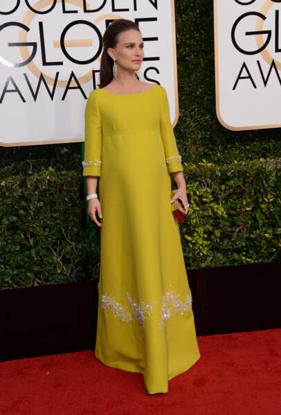 Coiffure rétro, et robe empire, Natalie Portman rayonnait 