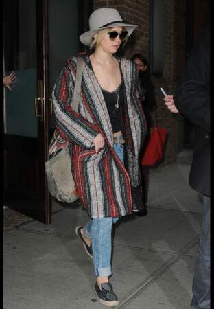 Egalement bohème, Jennifer Lawrence jette son dévolu sur un manteau Isabel Marant