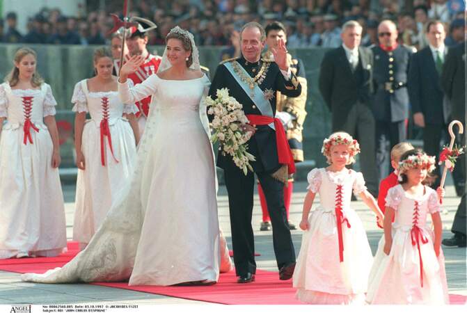 Cristina d'Espagne lors de son mariage, au bras de son père le roi Juan Carlos le 3 octobre 1997