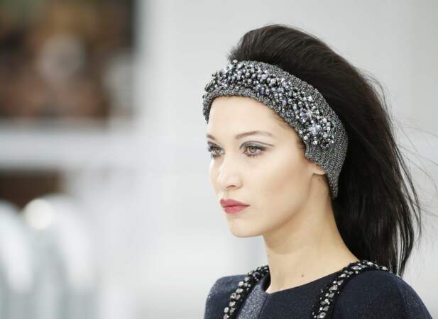 Zoom sur le beauty look de Bella Hadid chez Chanel, make-up baby doll, cheveux crêpés et bandeau de diamants 