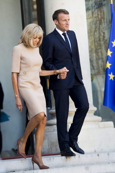 Emmanuel Macron a pris la main de son épouse Brigitte pour descendre les marches
