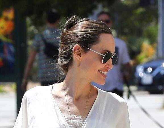 Style naturel pour Angelina Jolie et ses cheveux relevés sous le soleil