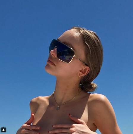 Lily Rose Depp veut profiter pleinement du soleil.