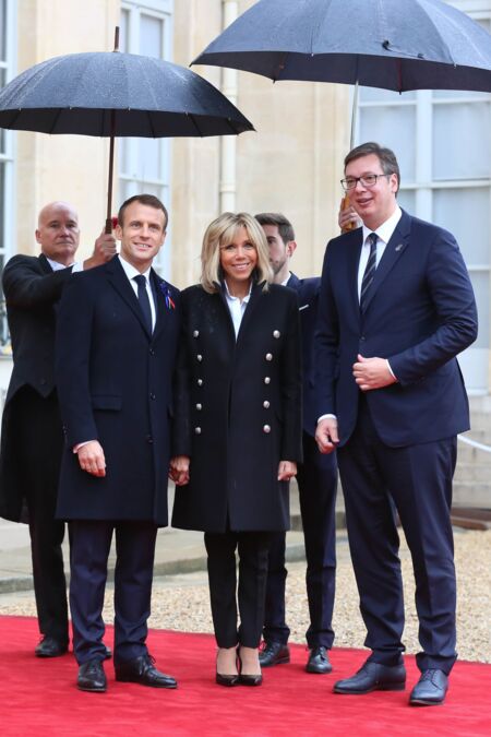 Brigitte Macron en caban et pantalon noir le 11 novembre pour recevoir les chefs d'état à l'Elysée