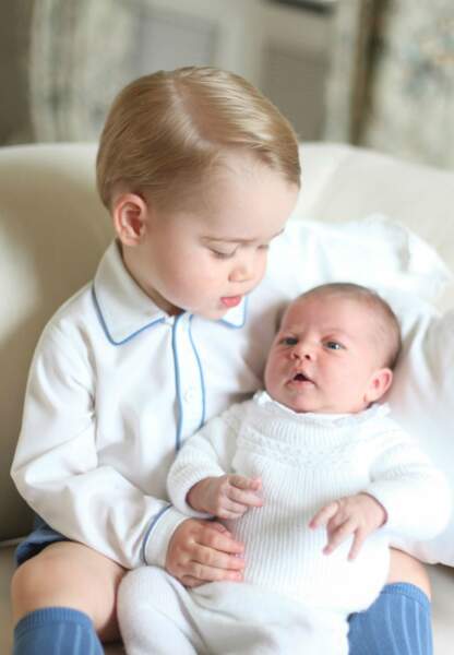 Le prince George se montre un grand frère attentif