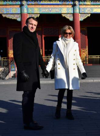 Ce manteau Balmain de Brigitte Macron est son favori. Elle le collectionne en noir, rouge, marron et blanc !
