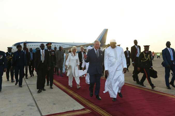 Camilla et le prince Charles, à l'aéroport de Banjul, en Gambie, le 31 octobre 2018.