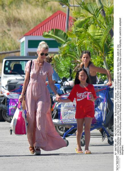 Laéticia Hallyday va faire des courses chez Super U à St Barth accompagnée de ses deux filles Jade et Joy