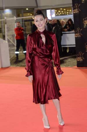 Lio, en robe satinée bordeaux, sur la tapis rouge des NRJ Music Awards, le 10 novembre 2018 à Cannes