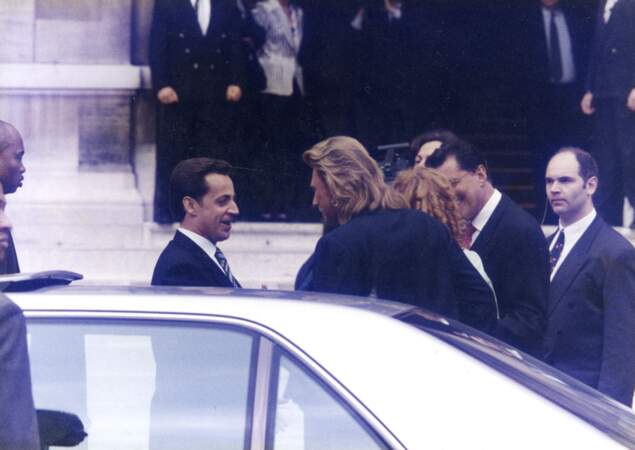 Nicolas Sarkozy, alors maire de Neuilly sur Seine, félicite Johnny Hallyday le jour de son mariage avec Laeticia