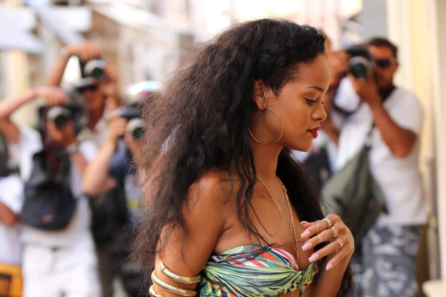 Tresse bandeau et longueurs relachées au naturel, Rihanna rayonne à St Tropez, en 2012