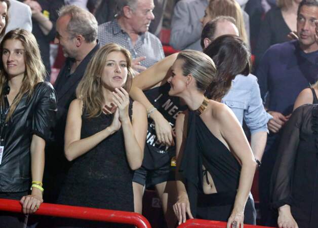 Amanda Sthers et Laeticia Hallyday, très complices lors du concert de Johnny Hallyday à Bercy en 2013