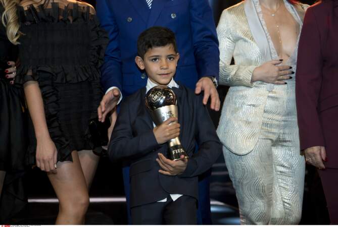 Crisitano Junior, très fier de porter le trophée de son papa