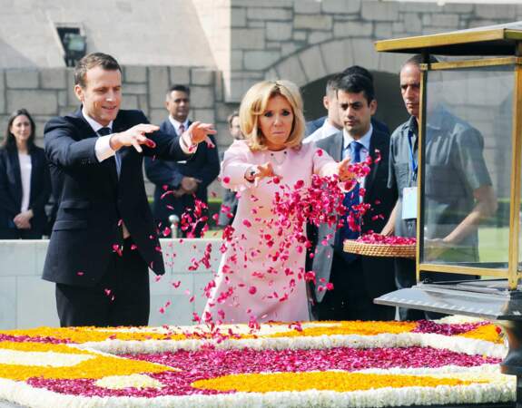 Le président Macron et sa femme Brigitte lors de la cérémonie d'hommage à Gandhi à Raj Ghat, New Delhi 