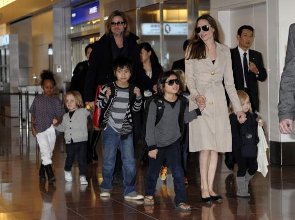 Brad Pitt, Angelina Jolie et leurs enfants à Tokyo en 2011