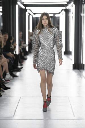 La pièce maitresse de Louis Vuitton est sa robe galactite argent, de quoi toucher les étoiles.