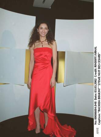 Rachida Brakni, en robe bustier rouge satinée, meilleur espoir 2002 pour "Chaos"