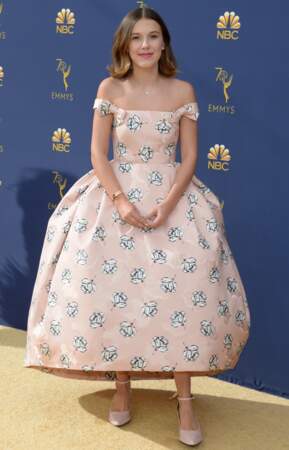 Milly Bobby Brown portait une robe évasée Calvin Klein by Appointment au 70ème Primetime Emmy Awards.
