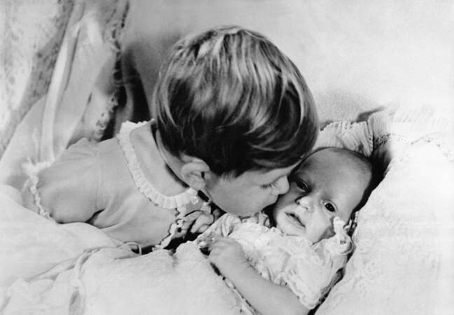 Le Prince Charles veille sur sa petite soeur, la Princesse Anne