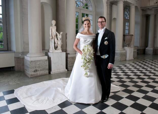 Victoria de Suède (dans une robe signée Pär Engsheden) épouse Daniel Westling en 2010 à Stockholm