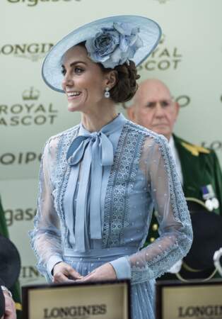 Kate Middleton absolument radieuse en robe Elie Saab pour le Royal Ascott